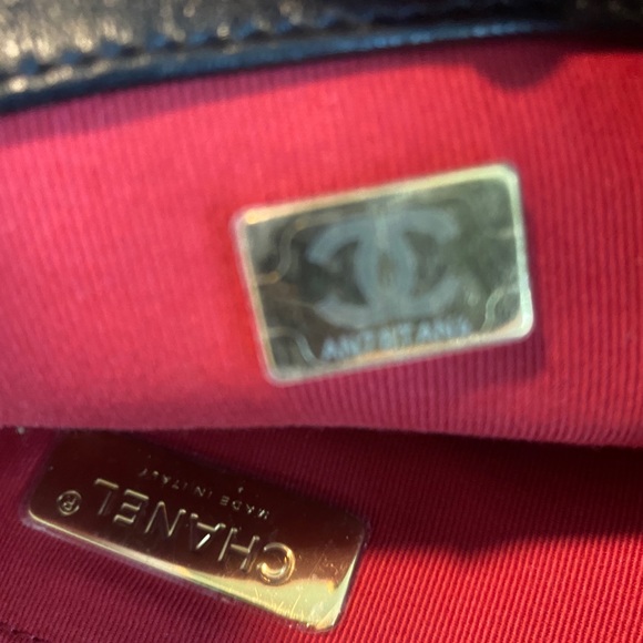 Chanel 19 Maxi Black Lambskin - Picture 9 of 13